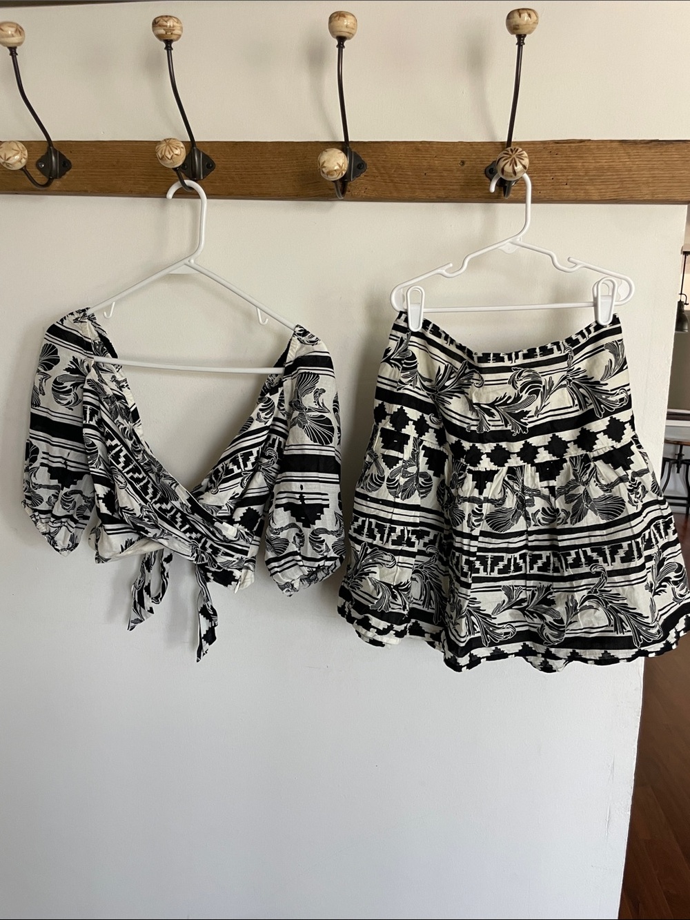 Express Black and White Printed Set with Botanical Motif